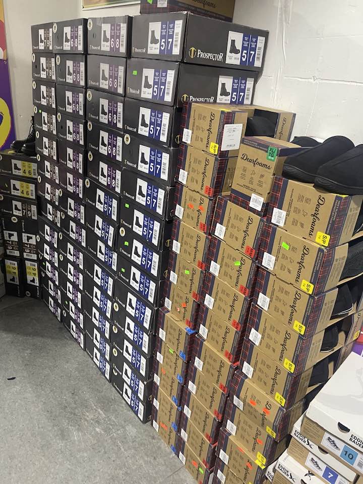 Dearfoams Men’s Black Memory Foam Slippers