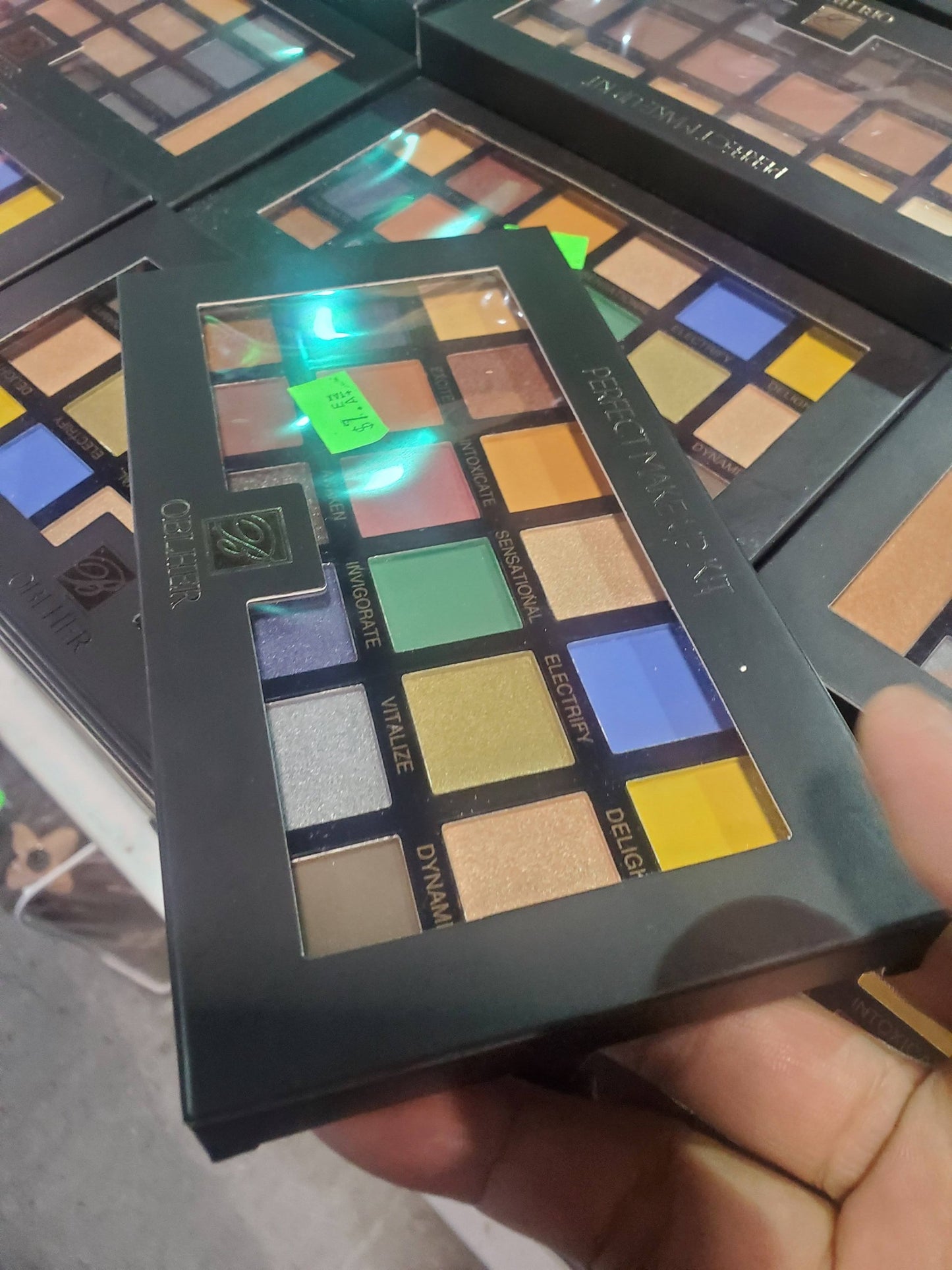 OBLHER B – 18‑Color Professional Eyeshadow Palette (19.8g)