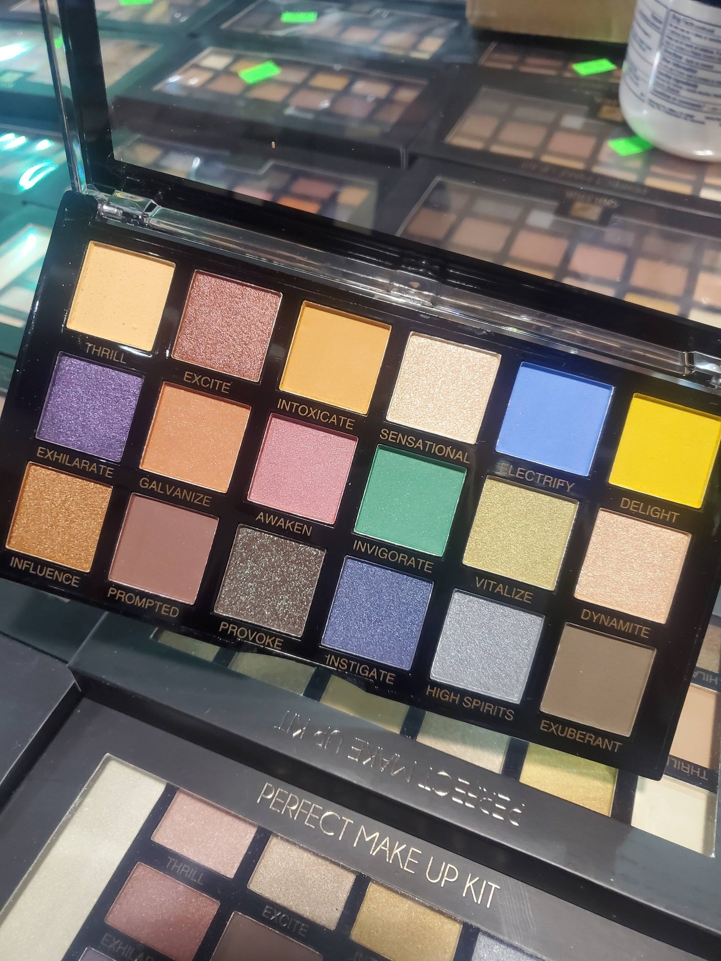 OBLHER B – 18‑Color Professional Eyeshadow Palette (19.8g)