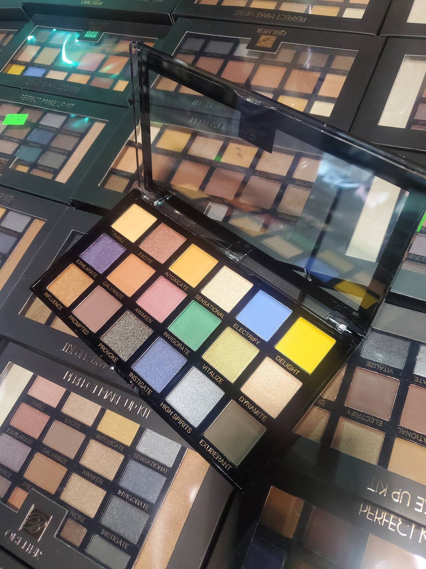 OBLHER B – 18‑Color Professional Eyeshadow Palette (19.8g)