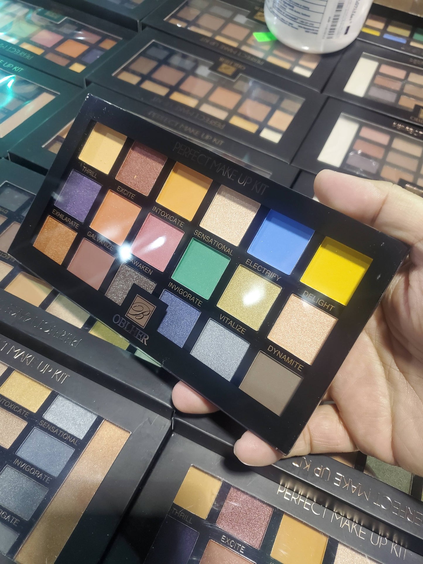 OBLHER B – 18‑Color Professional Eyeshadow Palette (19.8g)
